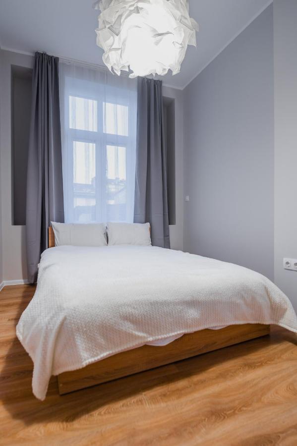 New Black & White - 2bdr With Balcony Apartament *