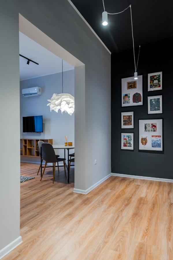 New Black & White - 2bdr With Balcony Apartament *