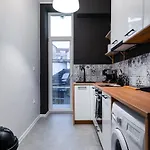 New Black & White - 2Bdr Apartment With Balcony