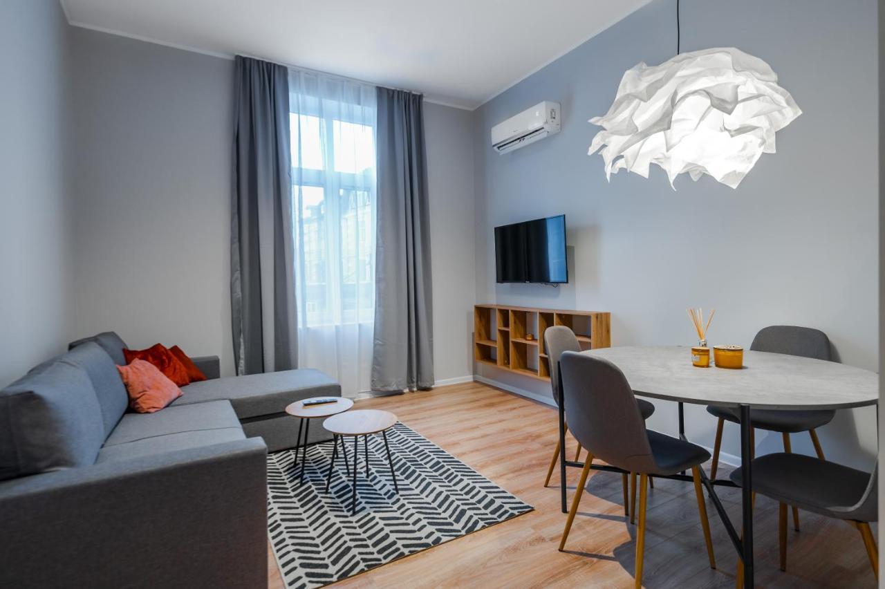 New Black & White - 2bdr With Balcony Apartemen