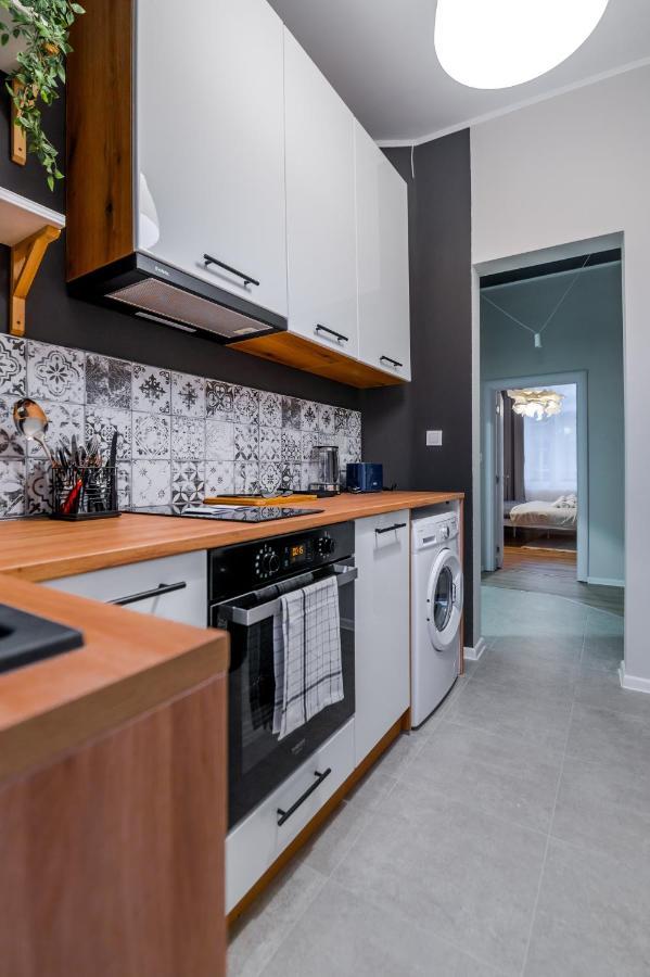 Apartemen New Black & White - 2bdr With Balcony
