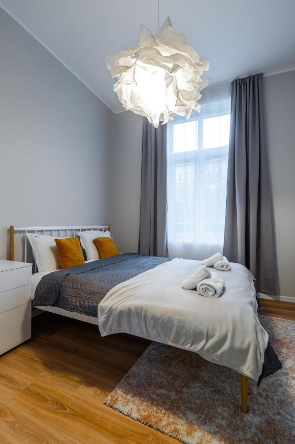 New Black & White - 2bdr With Balcony Apartemen