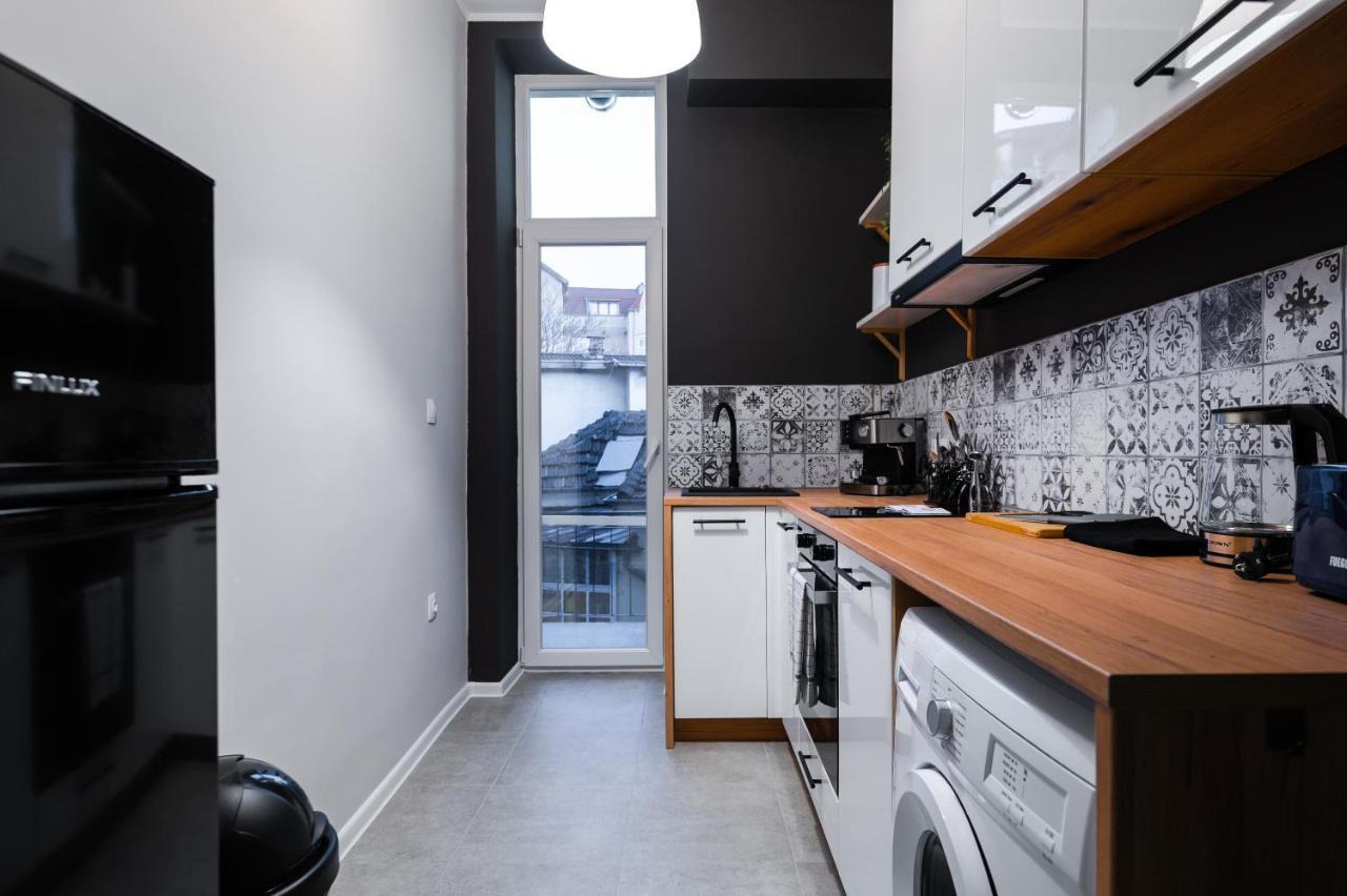 New Black & White - 2bdr With Balcony Apartemen *