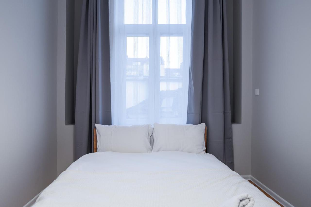 New Black & White - 2bdr With Balcony Apartemen
