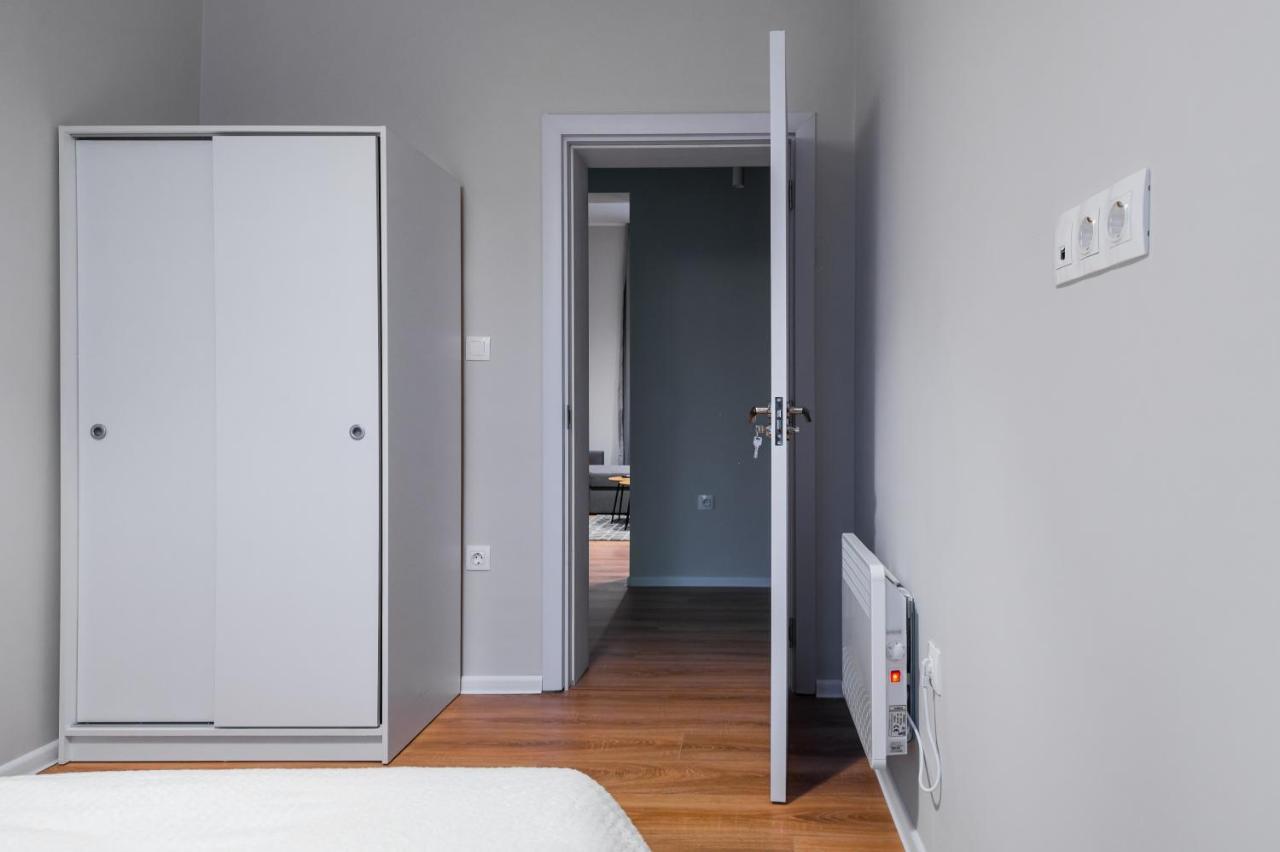 New Black & White - 2bdr With Balcony Apartemen Sofia