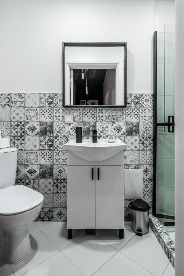 New Black & White - 2bdr With Balcony