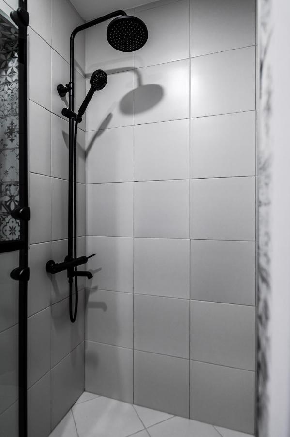 New Black & White - 2bdr With Balcony Apartemen *